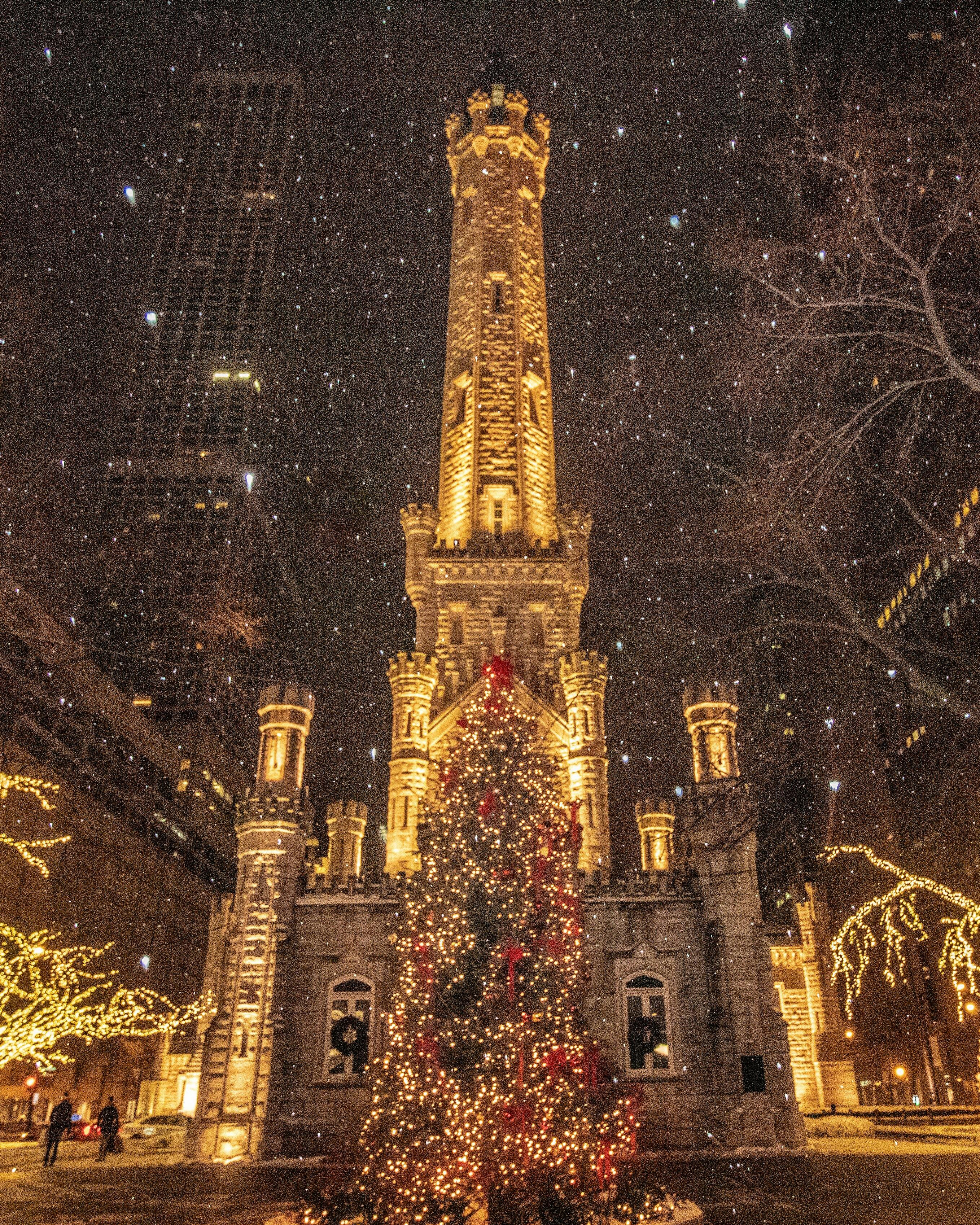 A snowy street on Christmas | Source: Pexels