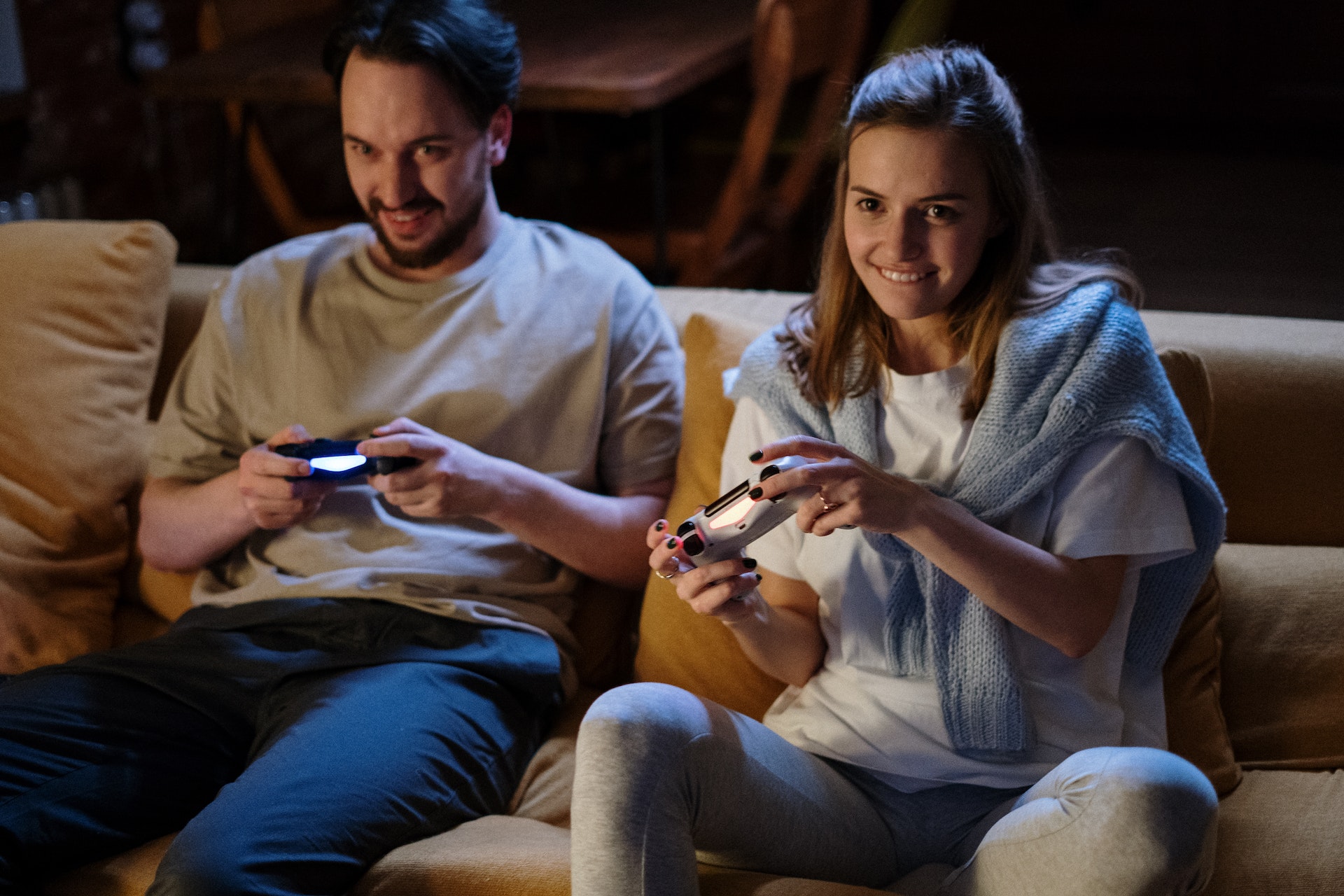 A man and a woman playing a video game | Source: Pexels