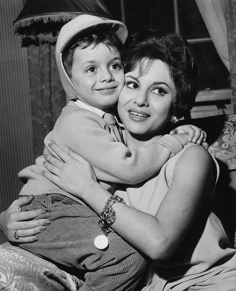 Faten Hamama et son fils Tarek Sharif le 22 novembre 1961 à Londres. l Source : Getty Images Faten Hamama et son fils Tarek Sharif le 22 novembre 1961 à Londres. l Source : Getty Images