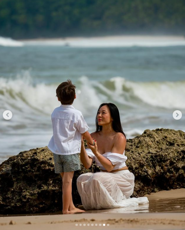 Another photo captures Christopher Woolf Mapelli Mozzi sharing sweet moments with his mother, Dara Huang, by the coastline. | Source: Instagram/dara_huang