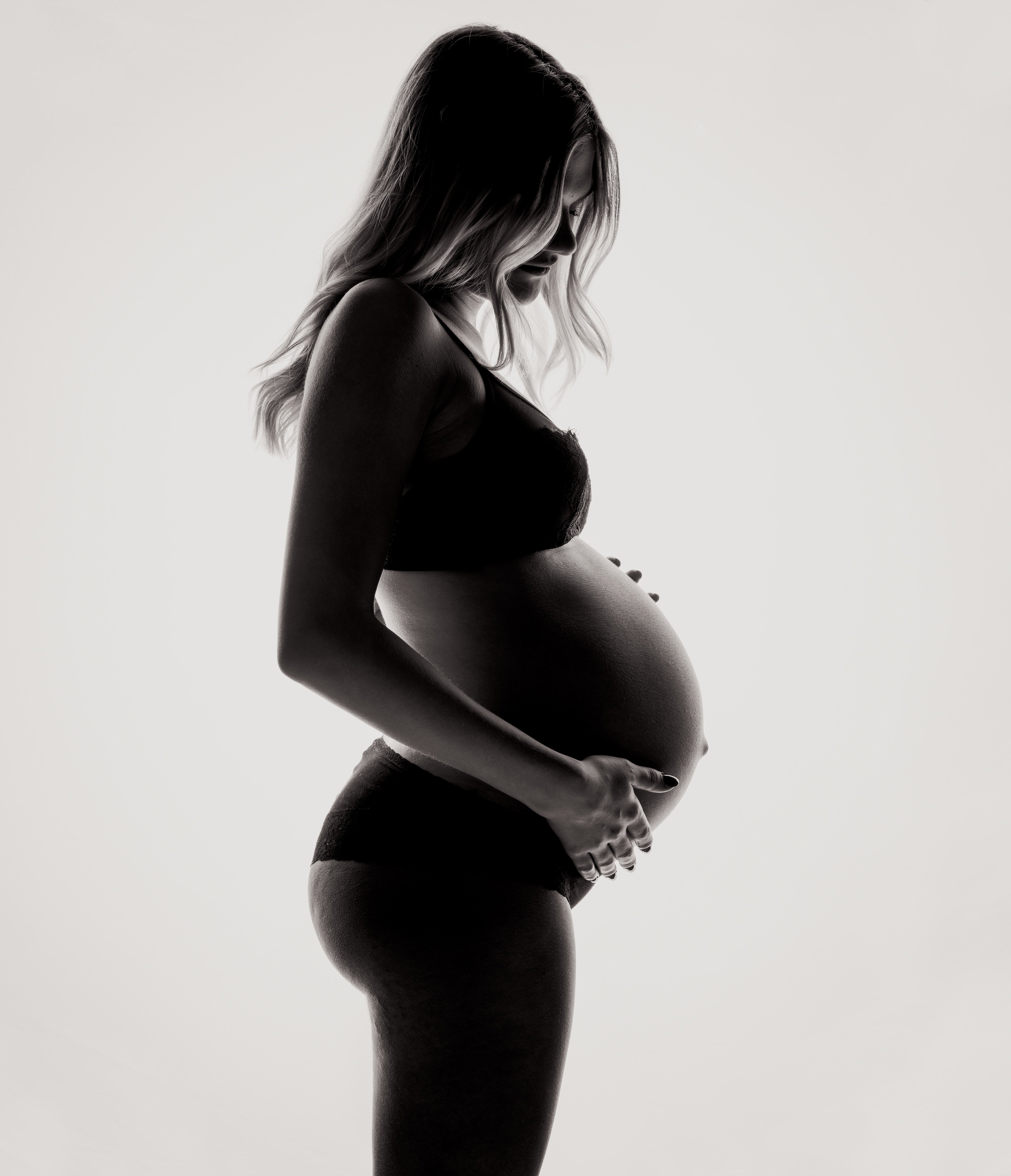 A monochrome picture of a pregnant lady. | Source: Unsplash