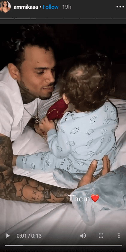 Singer Chris Brown and his son, Aeko, seen playing together on a bed. | Photo: Instagram/https://www.instagram.com/ammikaaa/