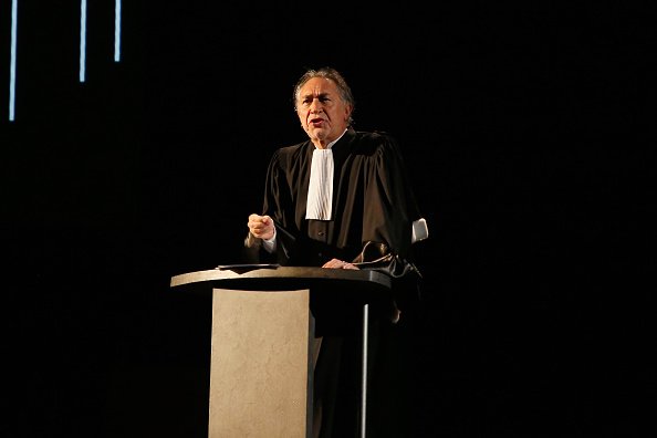 Richard Berry se produit lors de "Plaidoiries" au Théâtre Libre le 01 décembre 2019. |Photo : Gettyimages