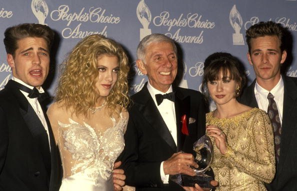 Jason Priestley, Tori Spelling, Aaron Spelling, Shannen Doherty y Luke Perry en la 18ª edición de los premios People's Choice Awards en 1991. | Foto: Getty Images