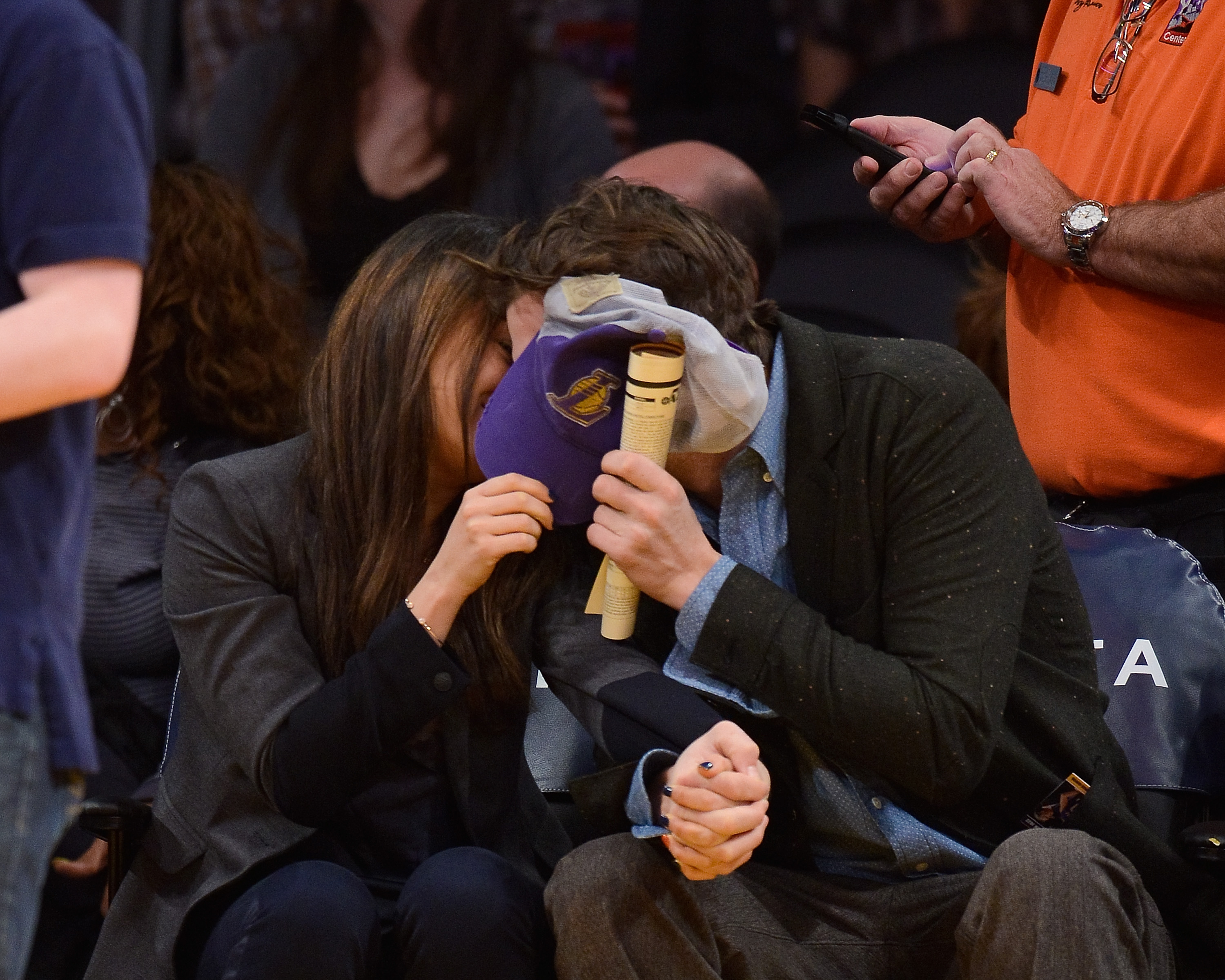 Ashton Kutcher and Mila Kunis ata basketball game in Los Angeles in 2014 | Source: Getty Images