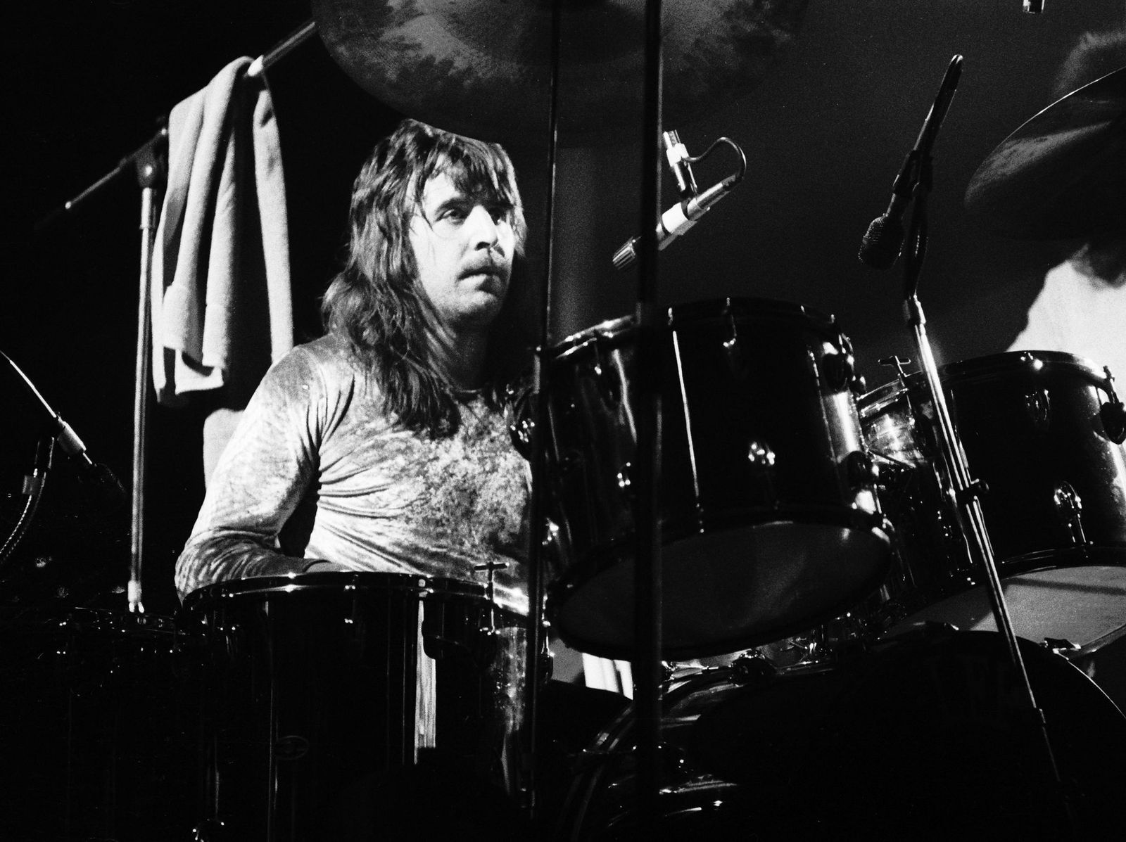 Lee Kerslake from Uriah Heep performs live on stage in Amsterdam, Netherlands on January 1, 1974 | Photo: Gijsbert Hanekroot/Redferns/Getty Images