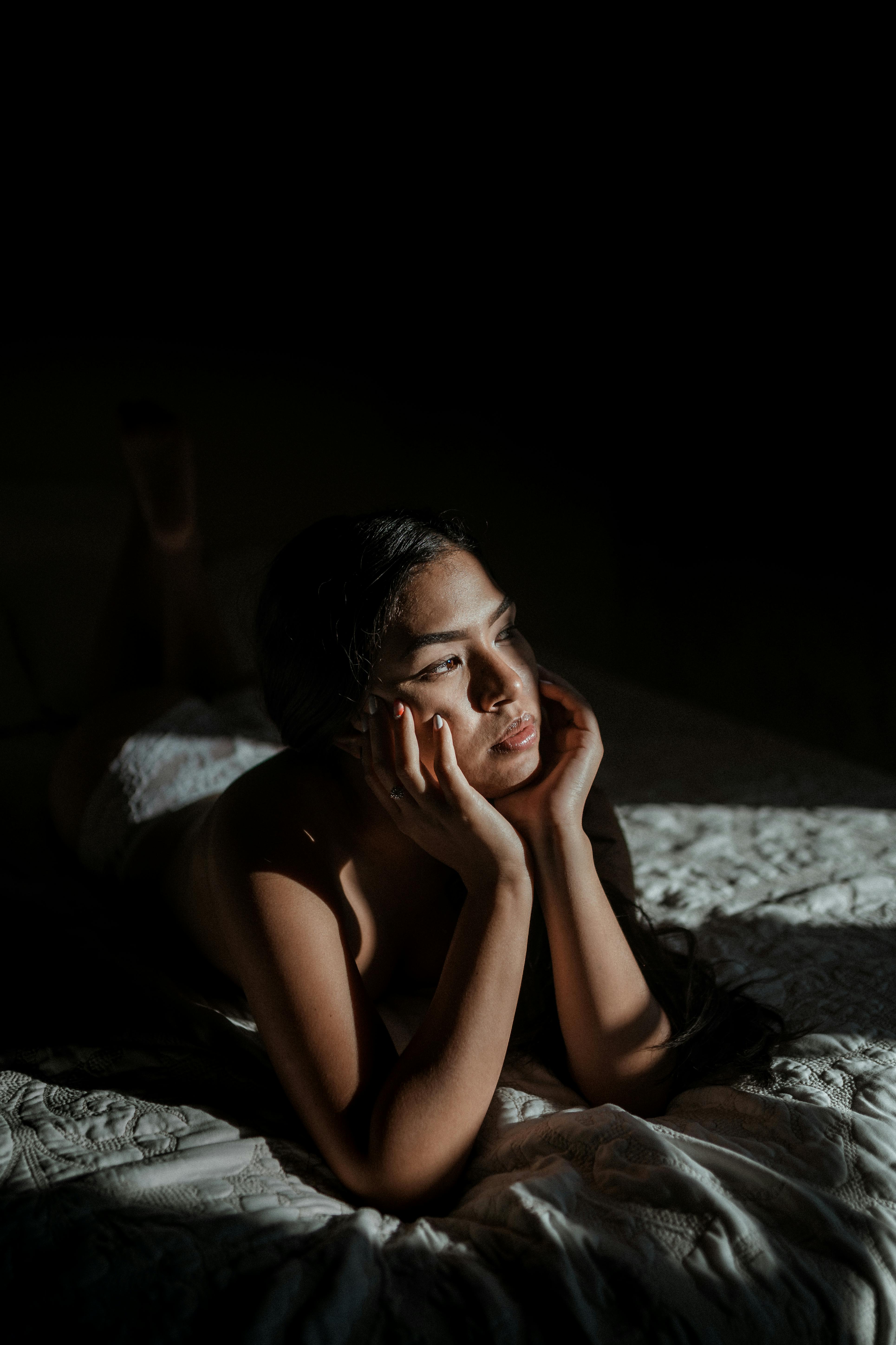 Woman thinking in bed | Source: Pexels