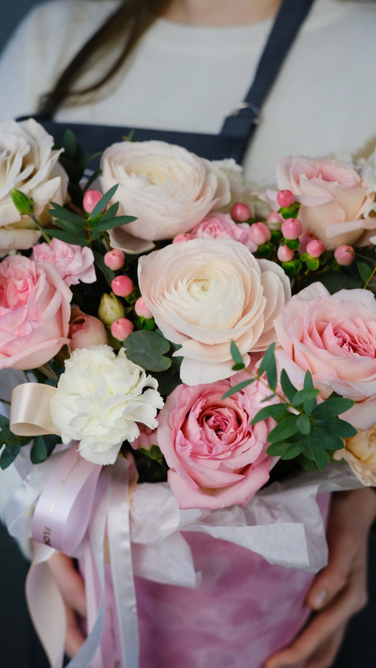 A nice woman with a vase of flowers walked in. | Source: Pexels