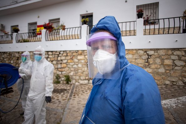 Los voluntarios desinfectan las calles de la ciudad con el tractor durante la pandemia de coronavirus el 20 de abril de 2020 en Zahara de la Sierra, España. | Foto: Getty Images