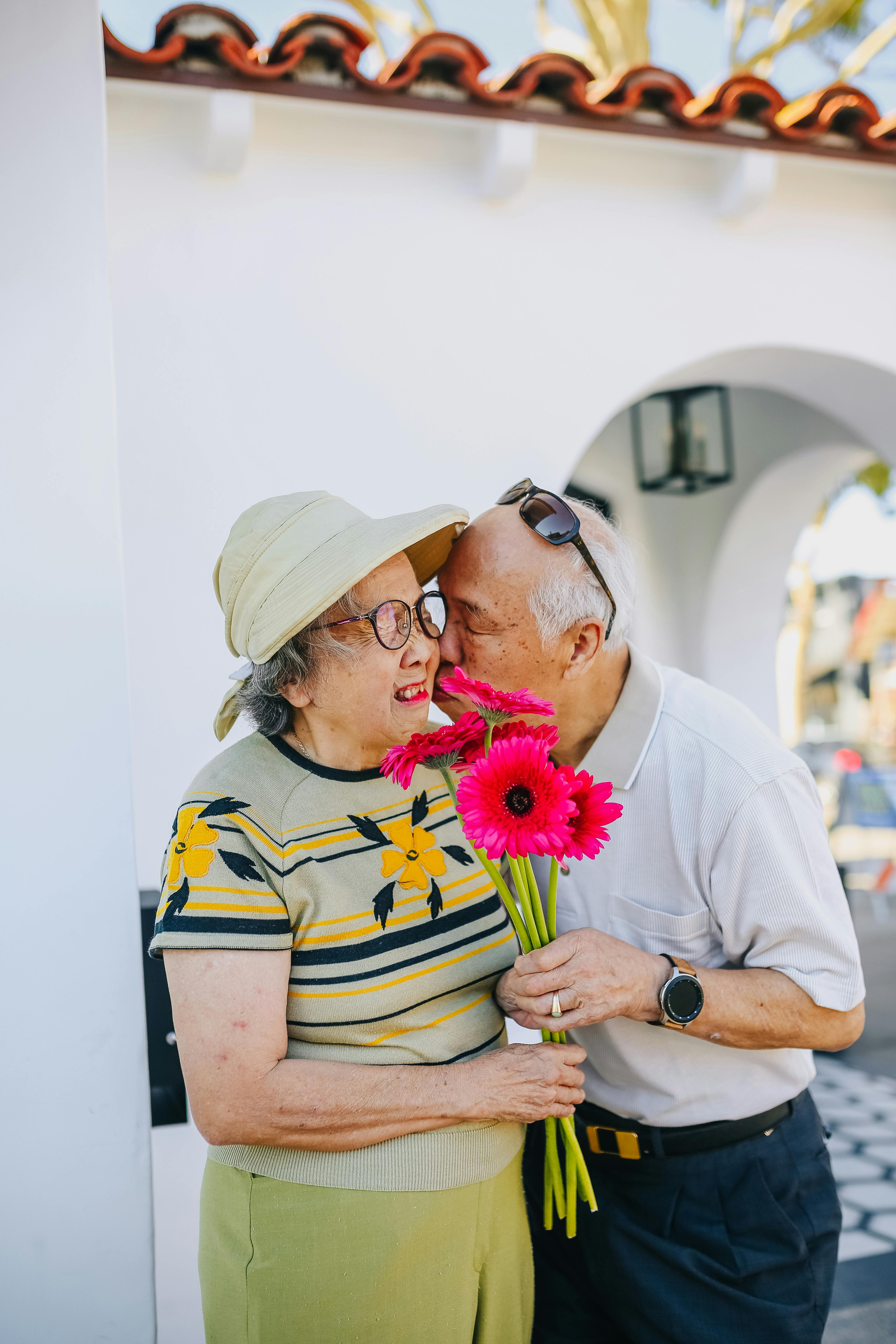 A couple being romantic while the woman receives a bouquet of flowers | Source: Pexels