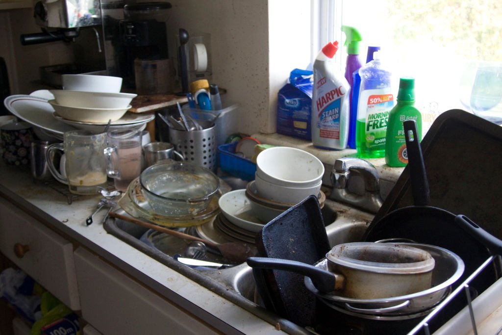 Un evier plein d'assiettes sales | photo : Getty images