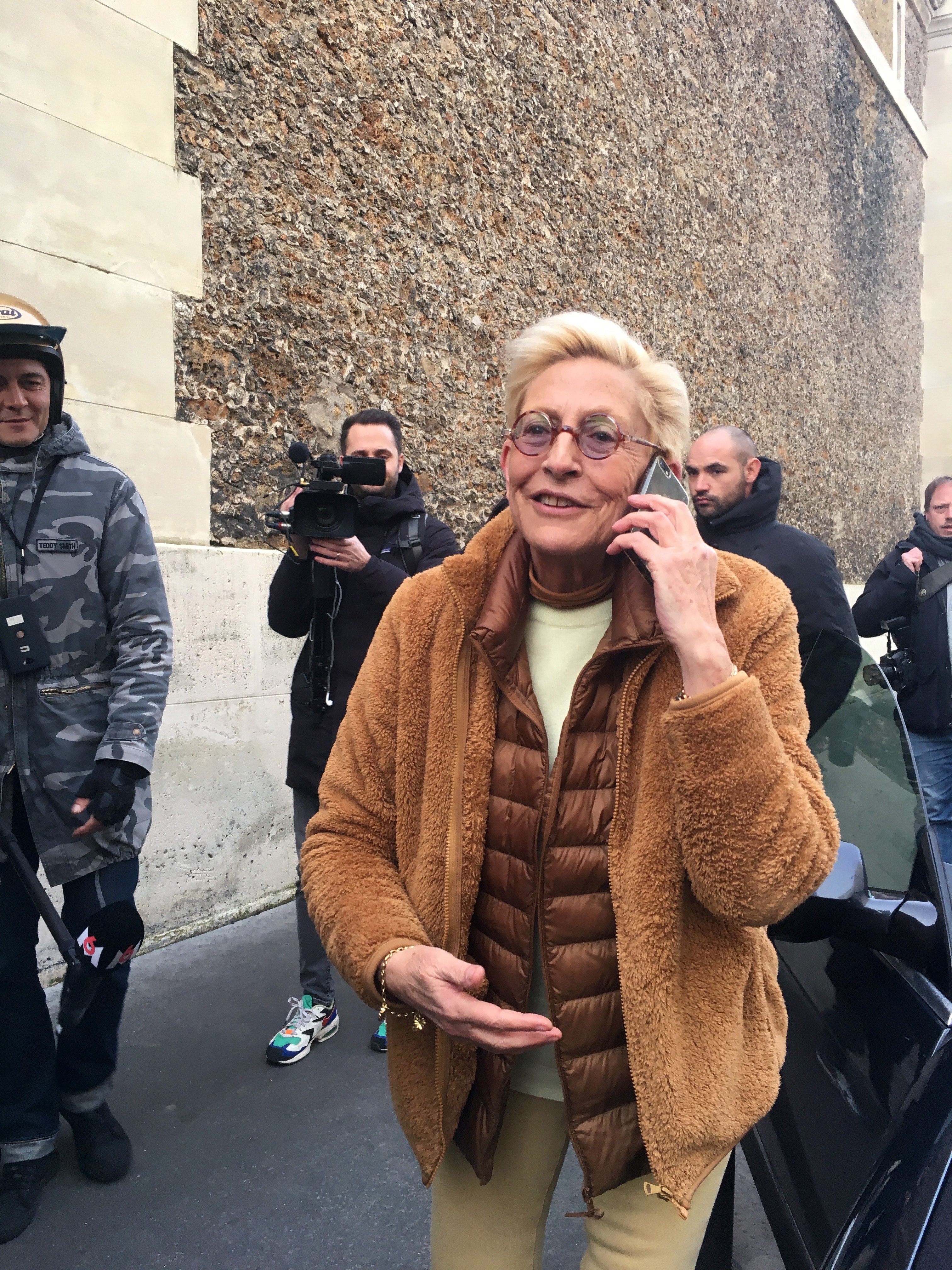 Isabelle Balkany devant la prison de la Santé, interviewée par la presse, attend la libération de son mari Patrick Balkany pour raison de santé, le 12 février 2020, à Paris, France. | Photo : Getty Images