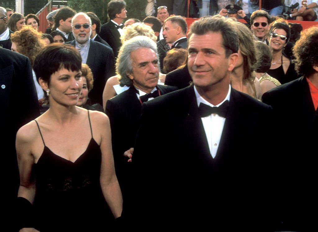 Mel Gibson y Robyn Moore en la entrega de los Premios de la Academia de 1997. | Foto: Getty Images