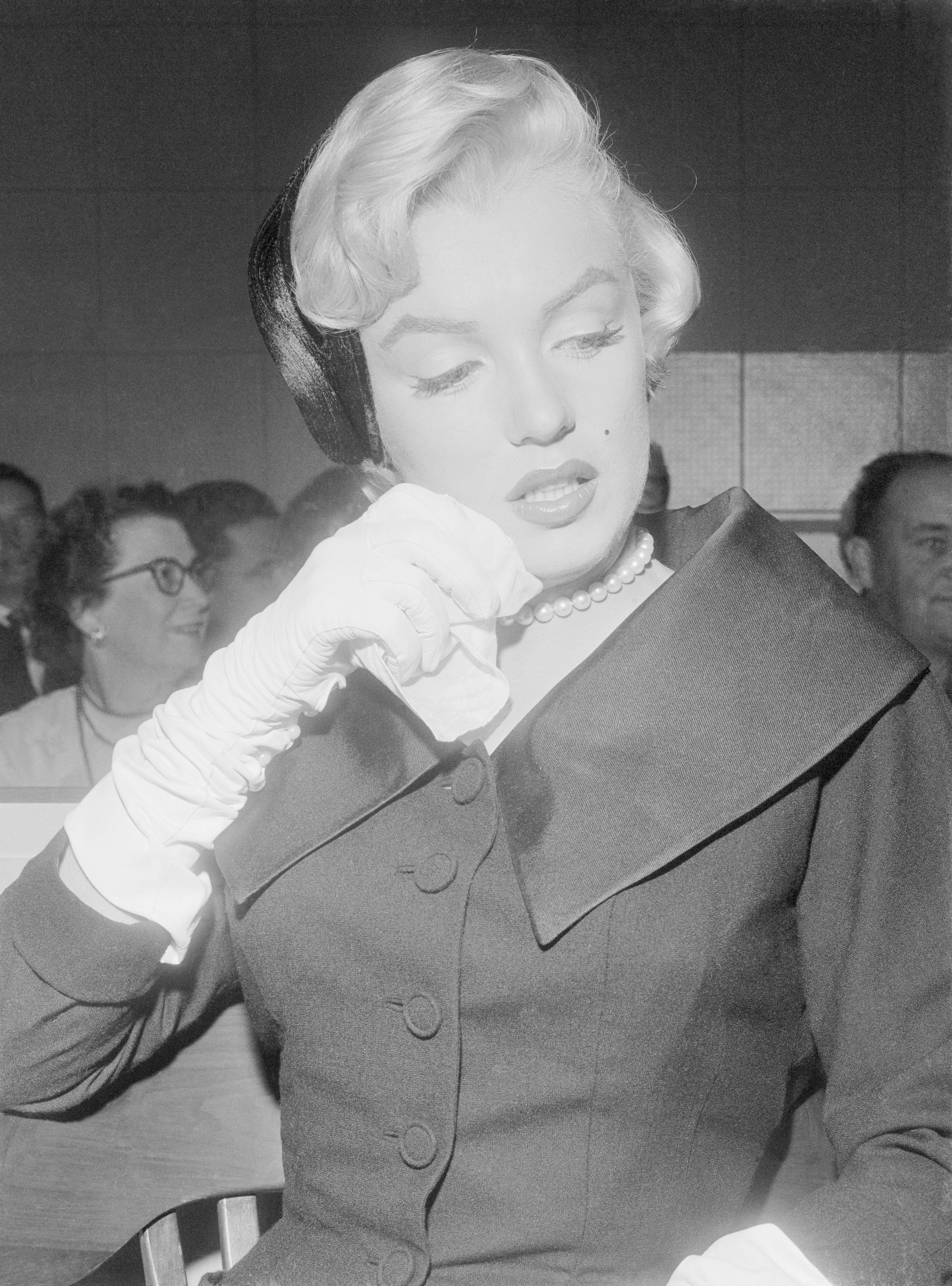 Marilyn Monroe seen crying in court in Santa Barbara, California on October 27, 1954 | Source: Getty Images