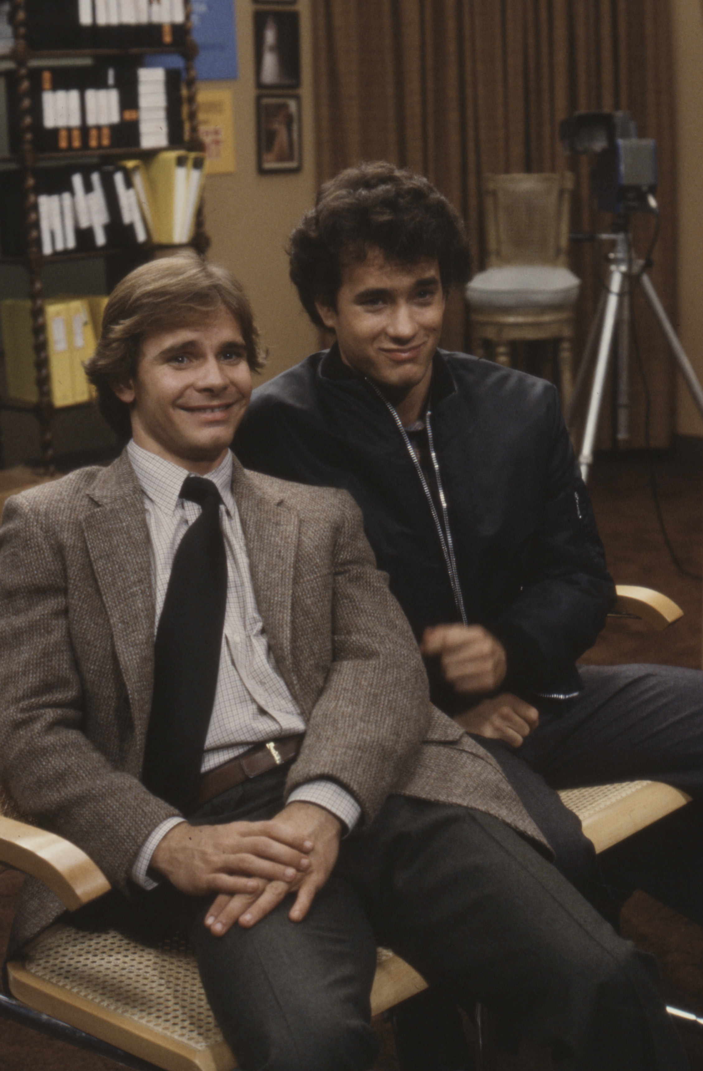 Peter Scolari and Tom Hanks in an episode of "Bosom Buddies" in Los Angeles, California in 1981 | Source: Getty Images