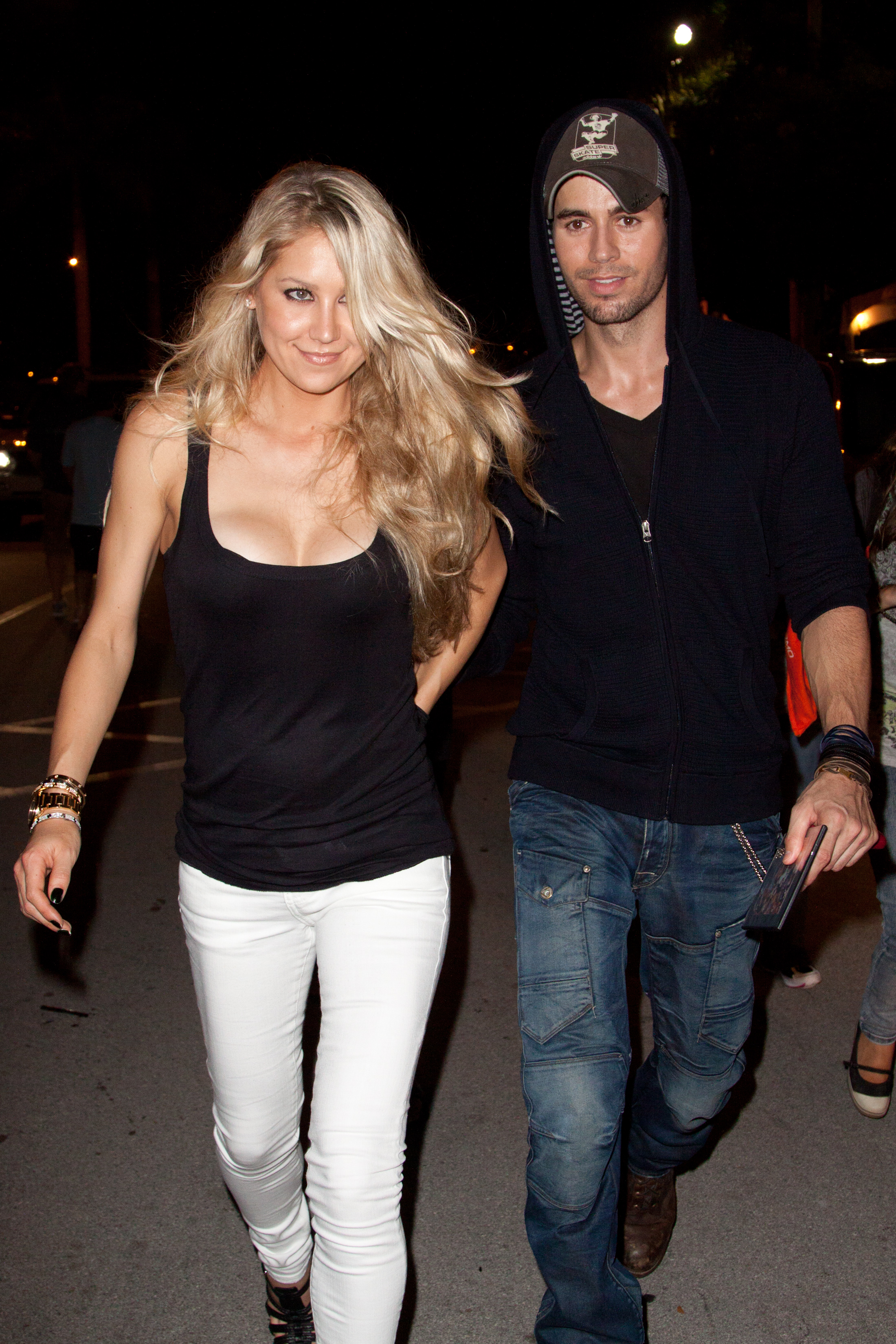 Anna Kournikova and Enrique Iglesias leave the Orange Carpet for the Miami Dolphins versus New York Jets game at Sun Life Stadium in Miami on September 26, 2010 | Source: Getty Images