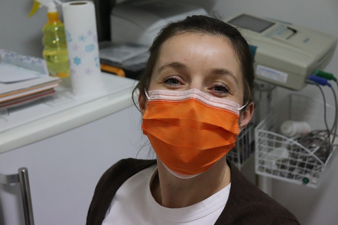 A female nurse wearing a surgical mask during her shift at the hospital. I Image: Pixabay.