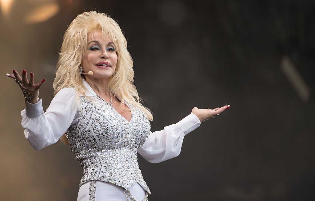 Dolly Parton performs on the Pyramid Stage during the Glastonbury Festival on June 29, 2014, in England | Photo: Ian Gavan/Getty Images