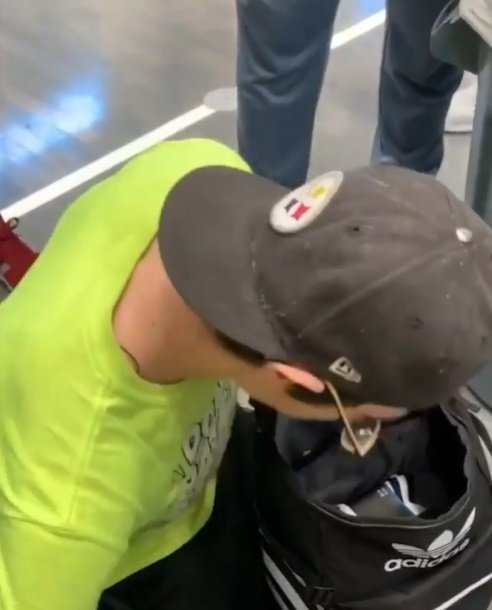 Dylan Guilmette packt seine Geschenke aus. | Quelle: Instagram/sportscenter