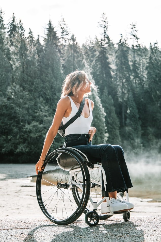 Mujer en silla de ruedas. | Foto: Unsplash
