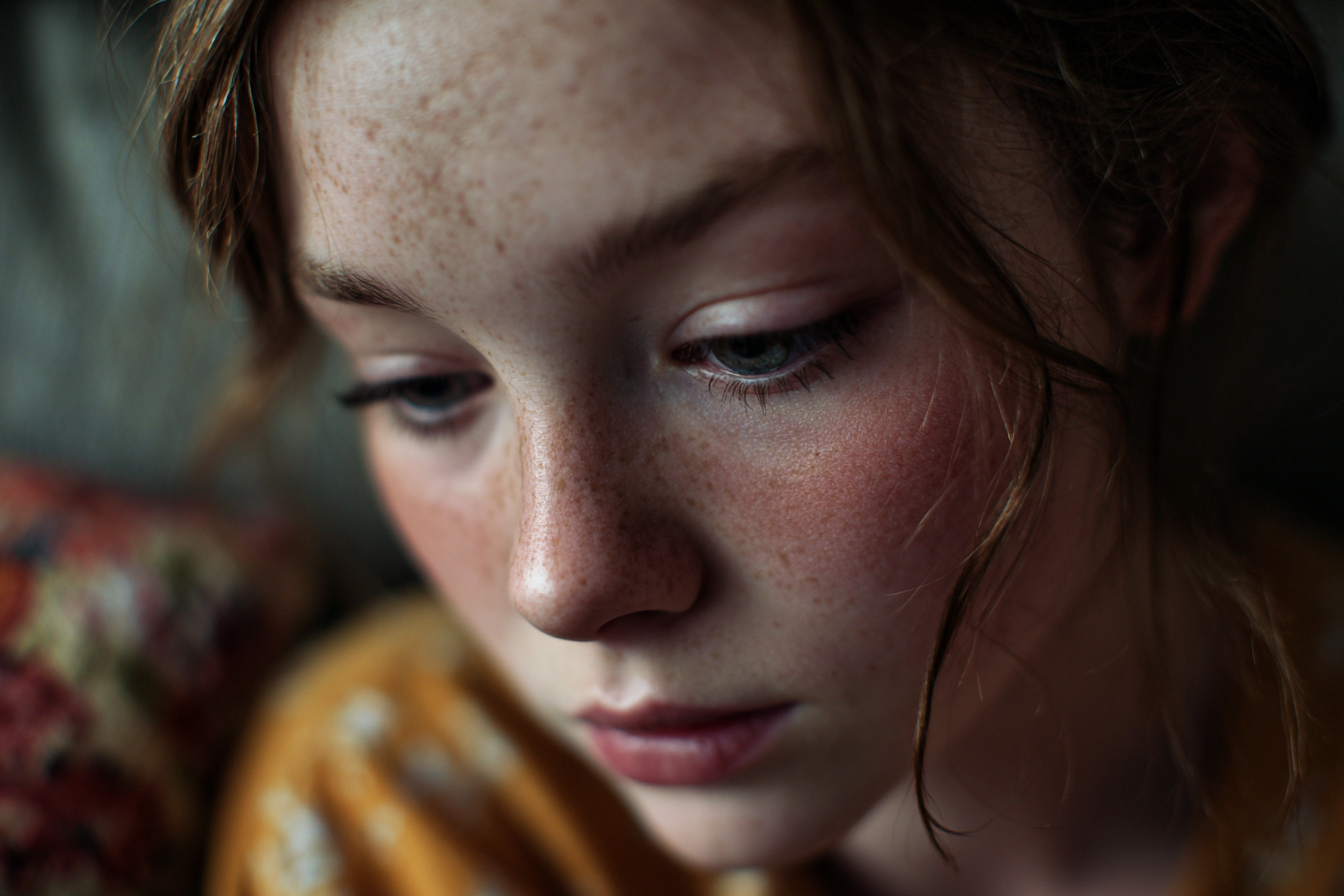 A girl looking down | Source: Midjourney