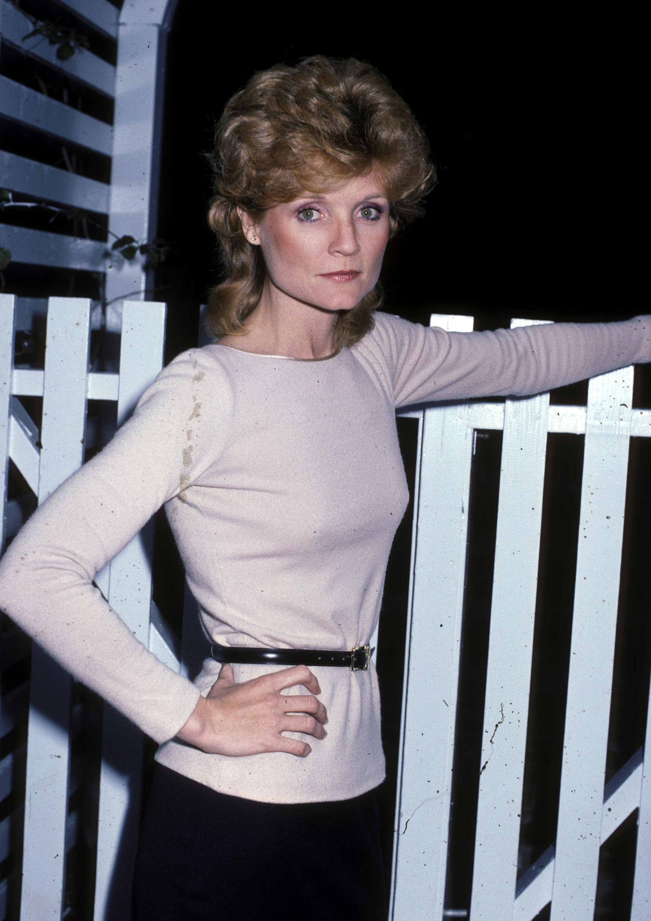 Constance McCashin poses for an exclusive photo session at her home in Los Angeles, California, on November 30, 1983. | Source: Getty Images