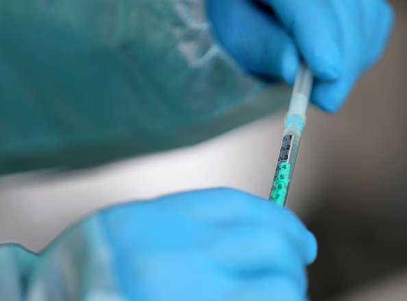 Une infirmière tient une seringue avec le vaccin d'Astrazeneca. | Photo : Getty Images