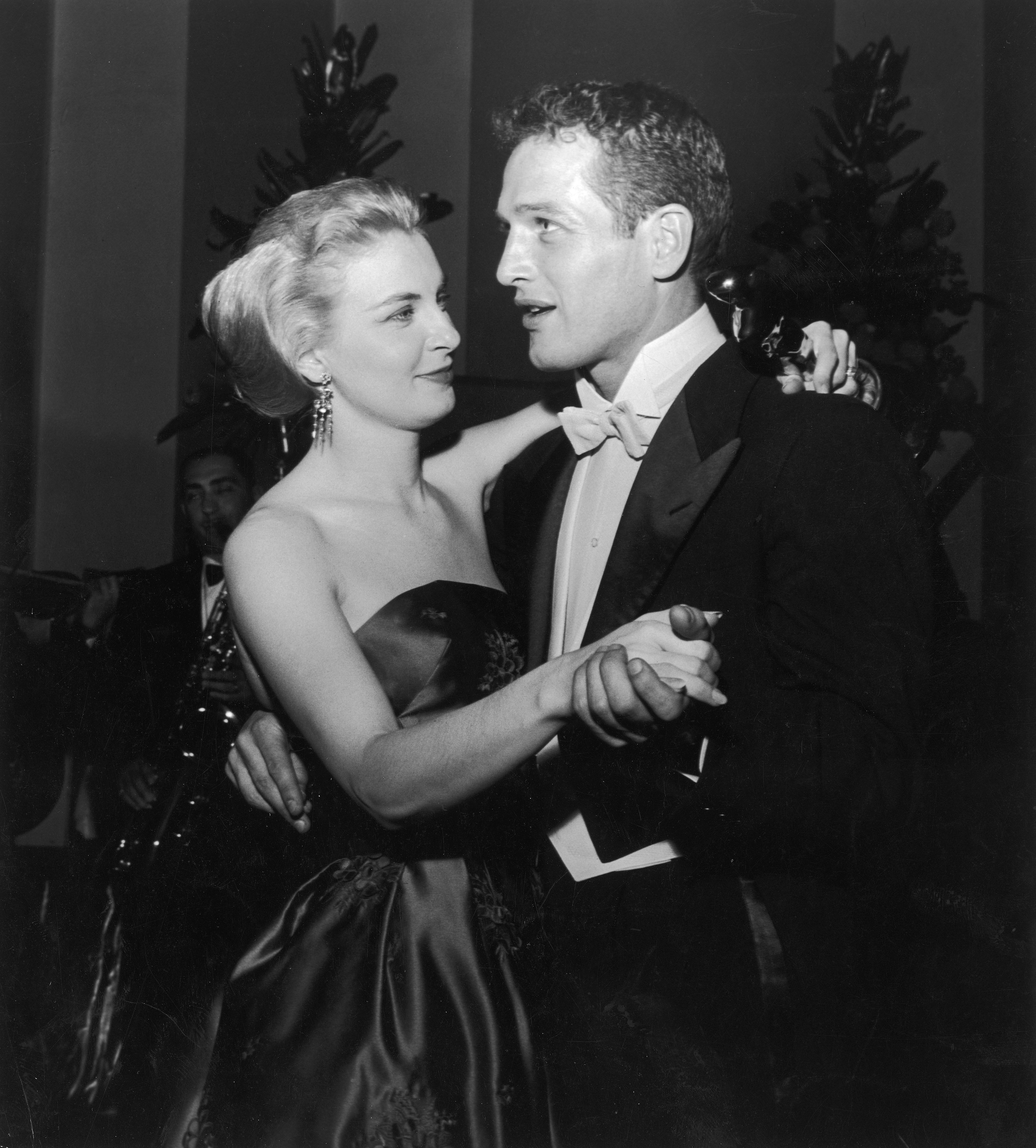 Paul Newman and Joanne Woodward at the Academy Awards party at the Beverly Hilton, Beverly Hills, California, March 26, 1958 . | Source: Getty Images