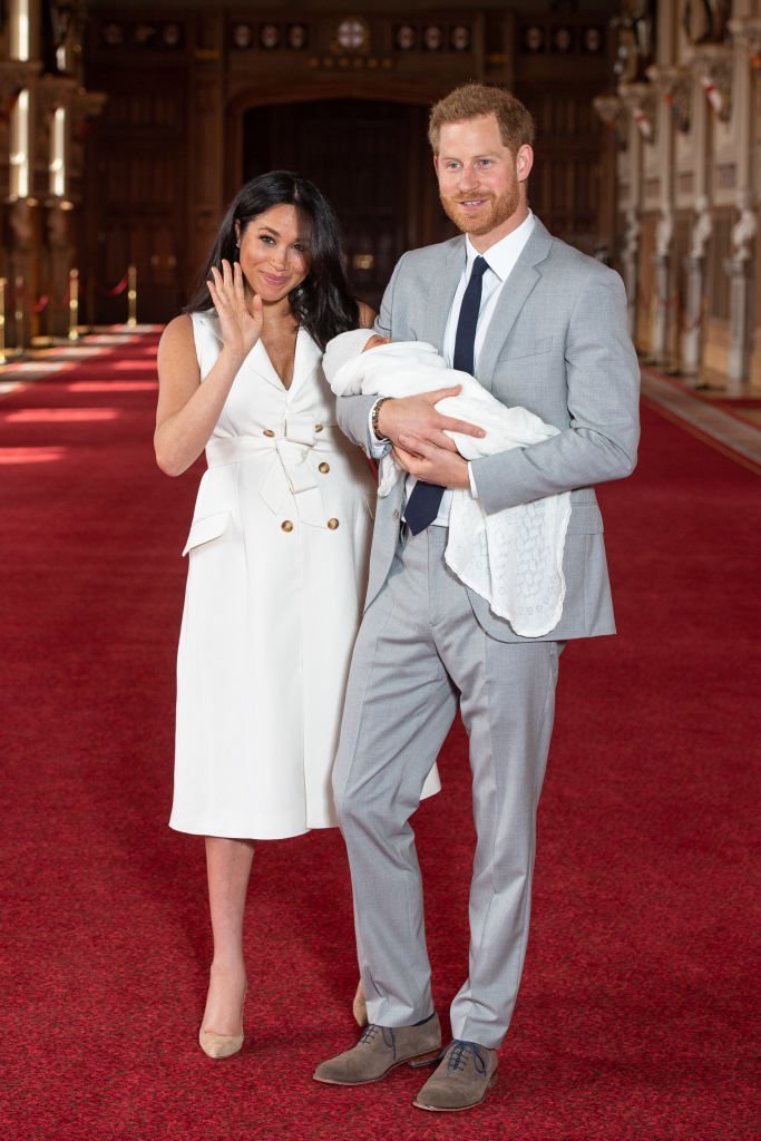 Prince Harry and Meghan pose with their newborn son Archie Harrison Mountbatten-Windsor during a photocall in St George's Hall at Windsor Castle on May 8, 2019. | Photo: Getty Images