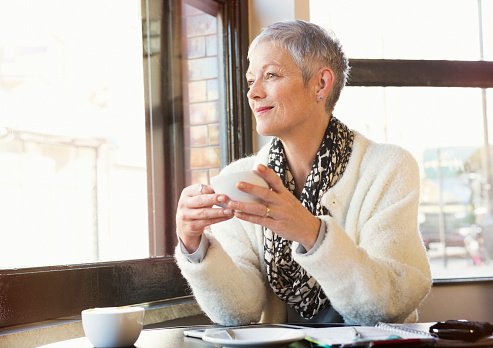 Femmes âgées regardant par la fenêtre. | Photo : Getty Images