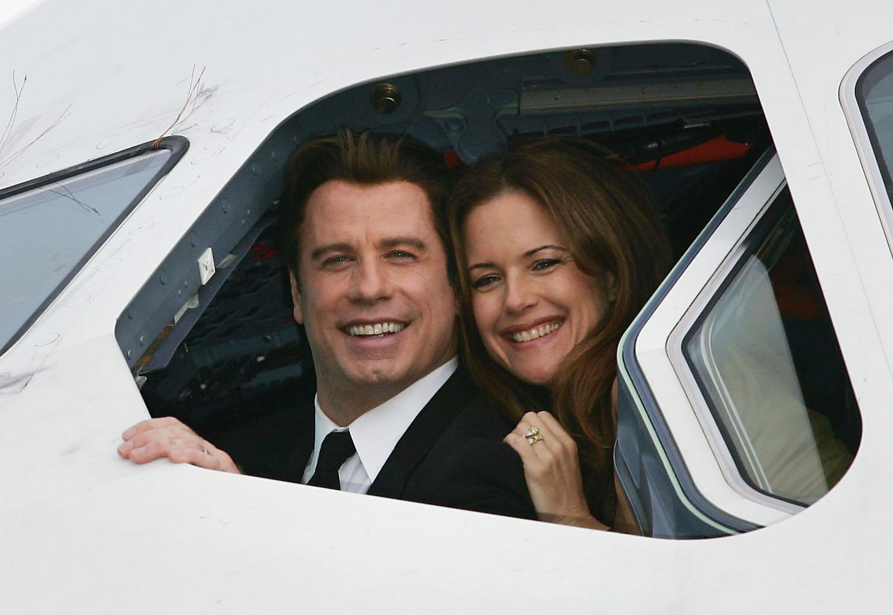 Der Schauspieler John Travolta und seine Frau, die Schauspielerin Kelly Preston, im Cockpit eines Airbus A380 auf dem internationalen Flughafen Brisbane am 15. November 2005 in Brisbane, Australien | Quelle: Getty Images