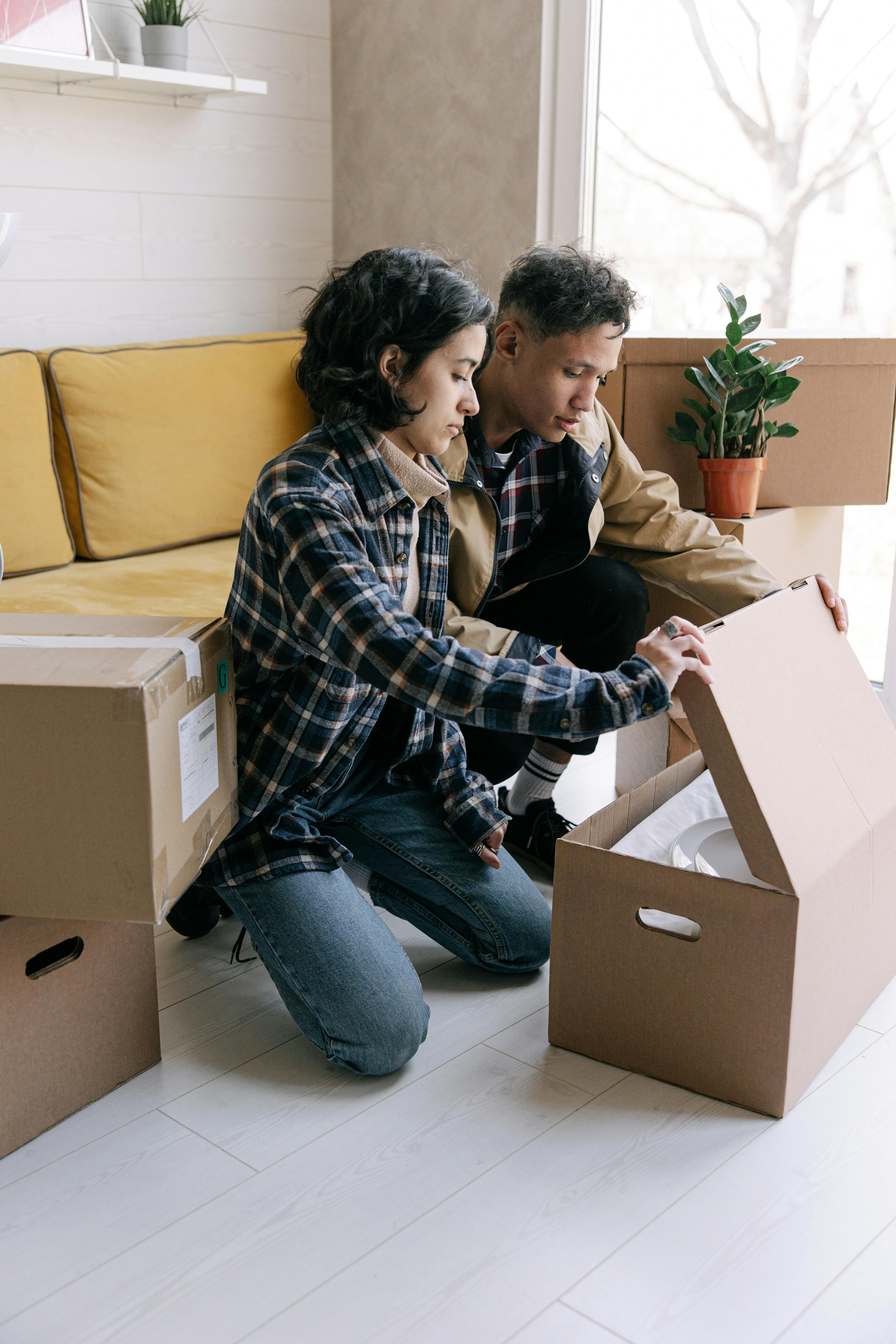 A young couple unpacking | Source: Pexels