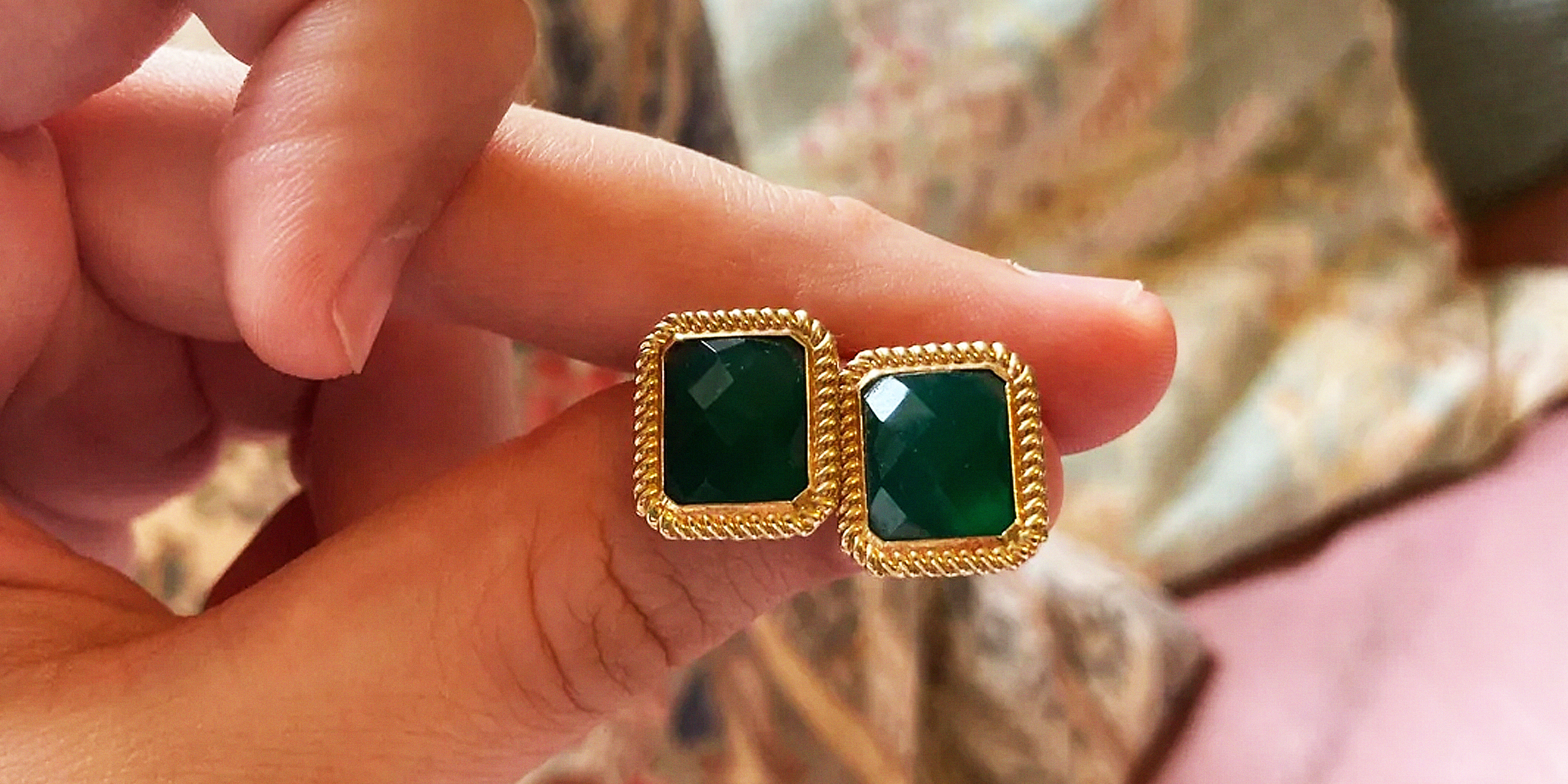 Green and gold earrings | Source: Reddit.com