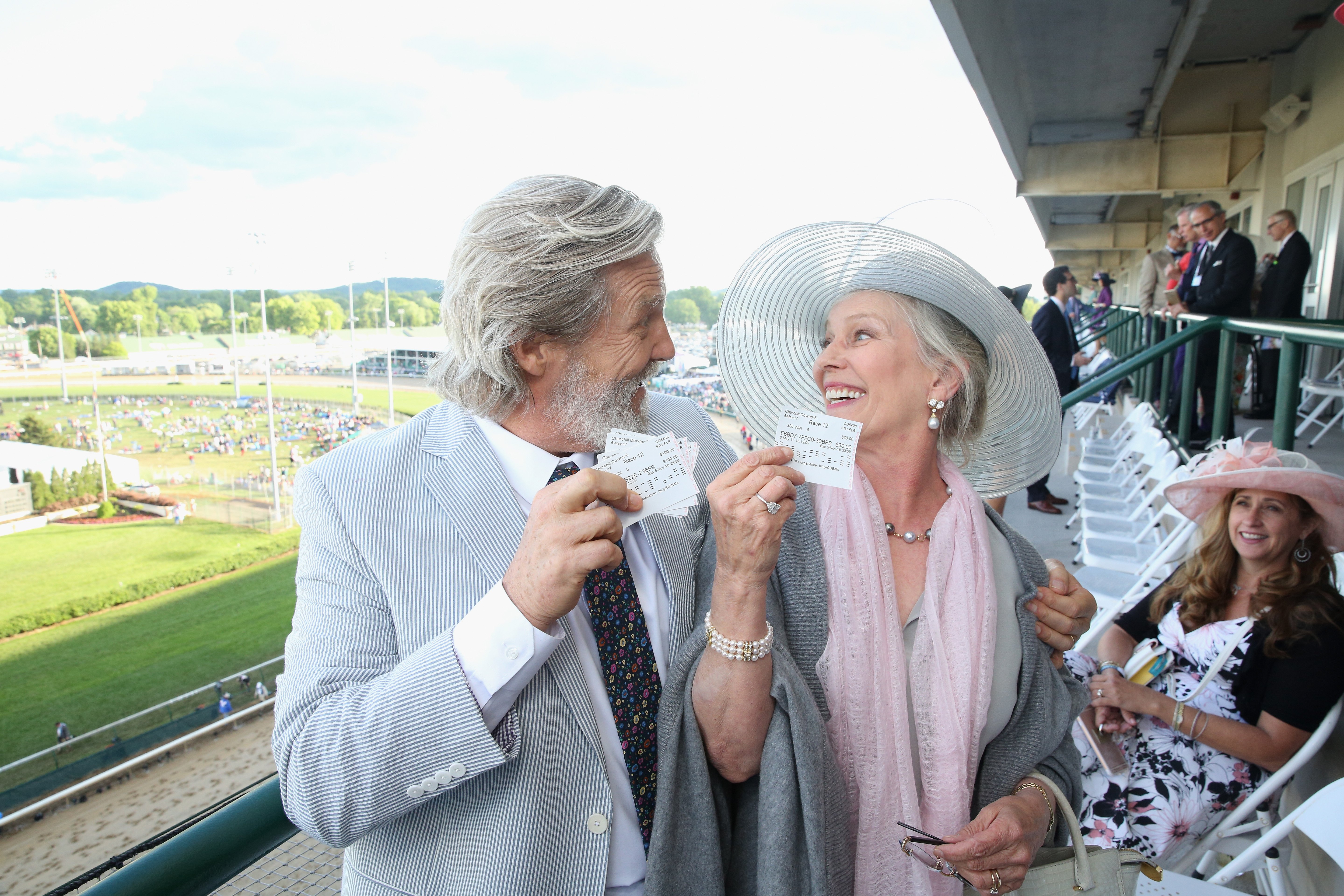 Jeff Bridges y Susan Geston en el Derby de Kentucky en Churchill Downs, el 6 de mayo de 2017 en Louisville, Kentucky. | Foto: Getty Images Jeff Bridges y Susan Geston en el Derby de Kentucky en Churchill Downs, el 6 de mayo de 2017 en Louisville, Kentucky. | Foto: Getty Images