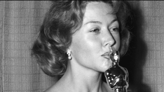 Gloria Grahame kissing her Oscar in 1952 | Photo: YouTube/Sussex Daily News Ver.2