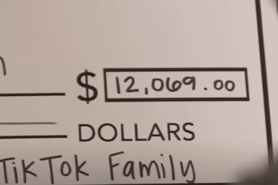 The $12,000 cheque that was presented to an elderly pizza delivery man from his "TikTok Family" | Photo: Youtube/KSL News
