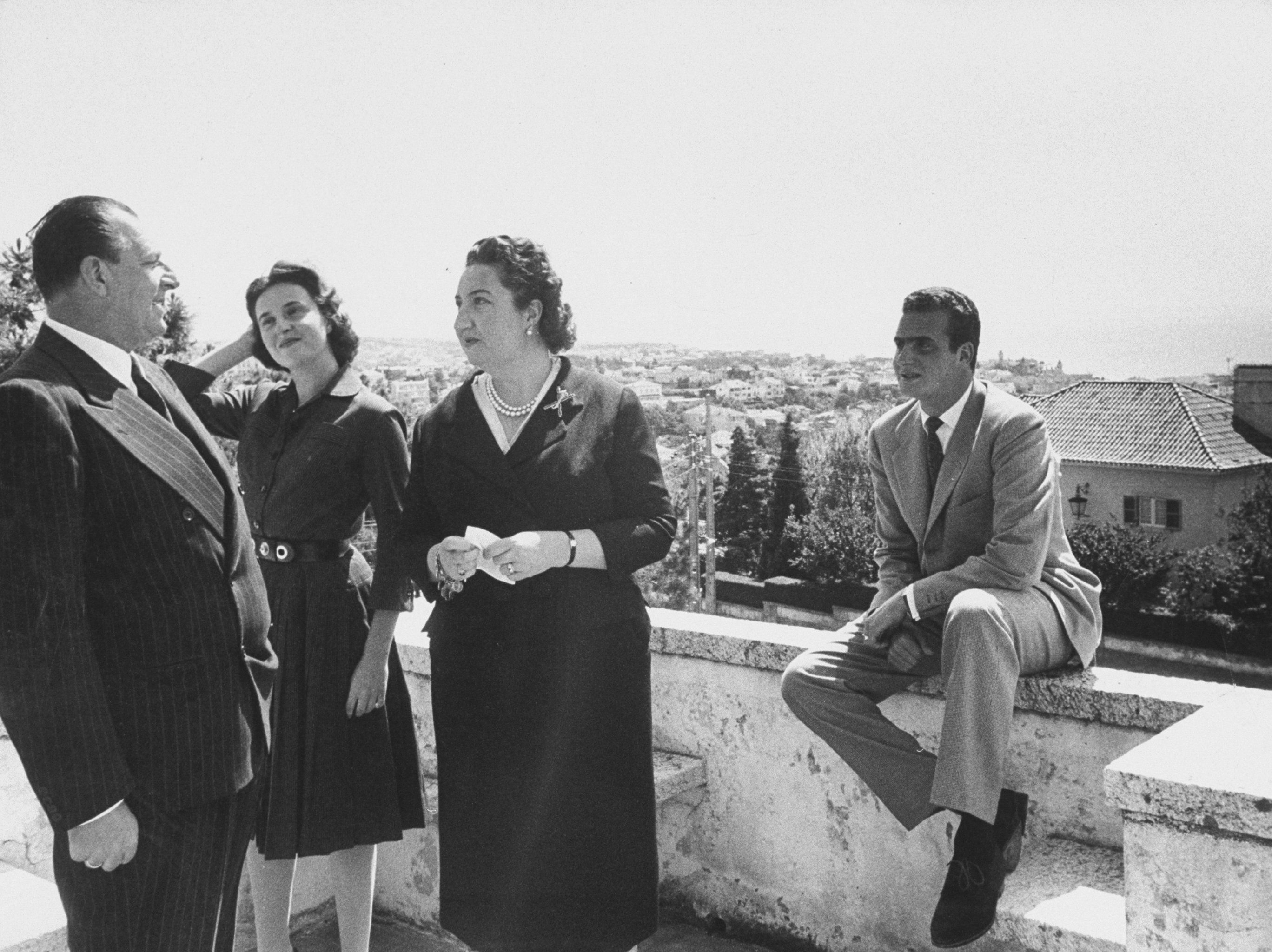 Don Juan de Borbón, María Mercedes de Borbón y su hijo Juan Carlos en un balcón en Estoril en 1960. | Foto: Getty Images