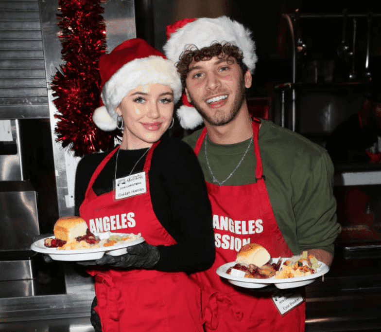 Delilah Belle Hamlin and her boyfriend Eyal Booker make meals for the homeless for the "Christmas Celebration On Skid Row" at the Los Angeles Mission, on December 23, 2019, in Los Angeles, California| Source: David Livingston/Getty Images