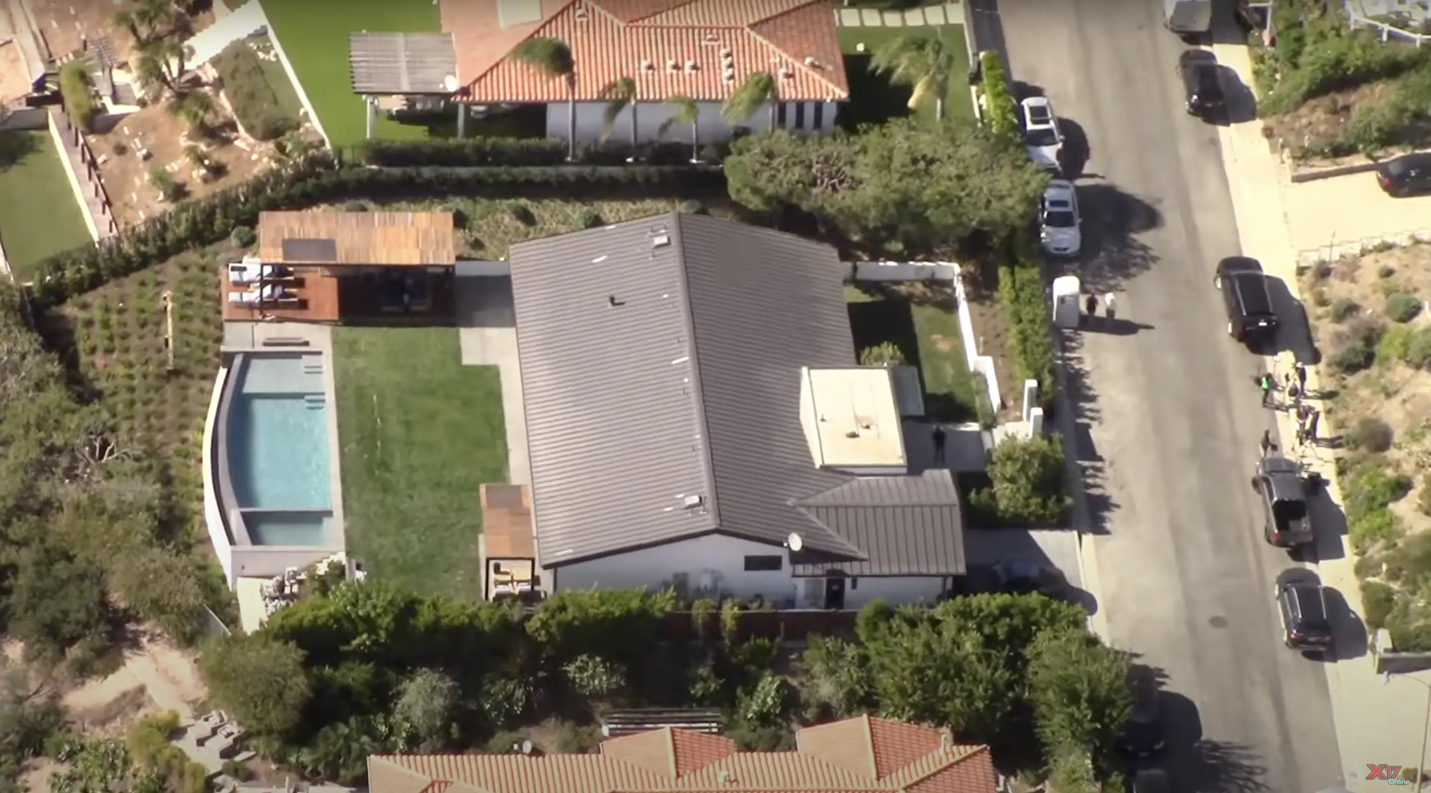 Aerial view of Matthew Perry's house from a video dated October 30, 2023 | Source: Youtube.com/@x17online