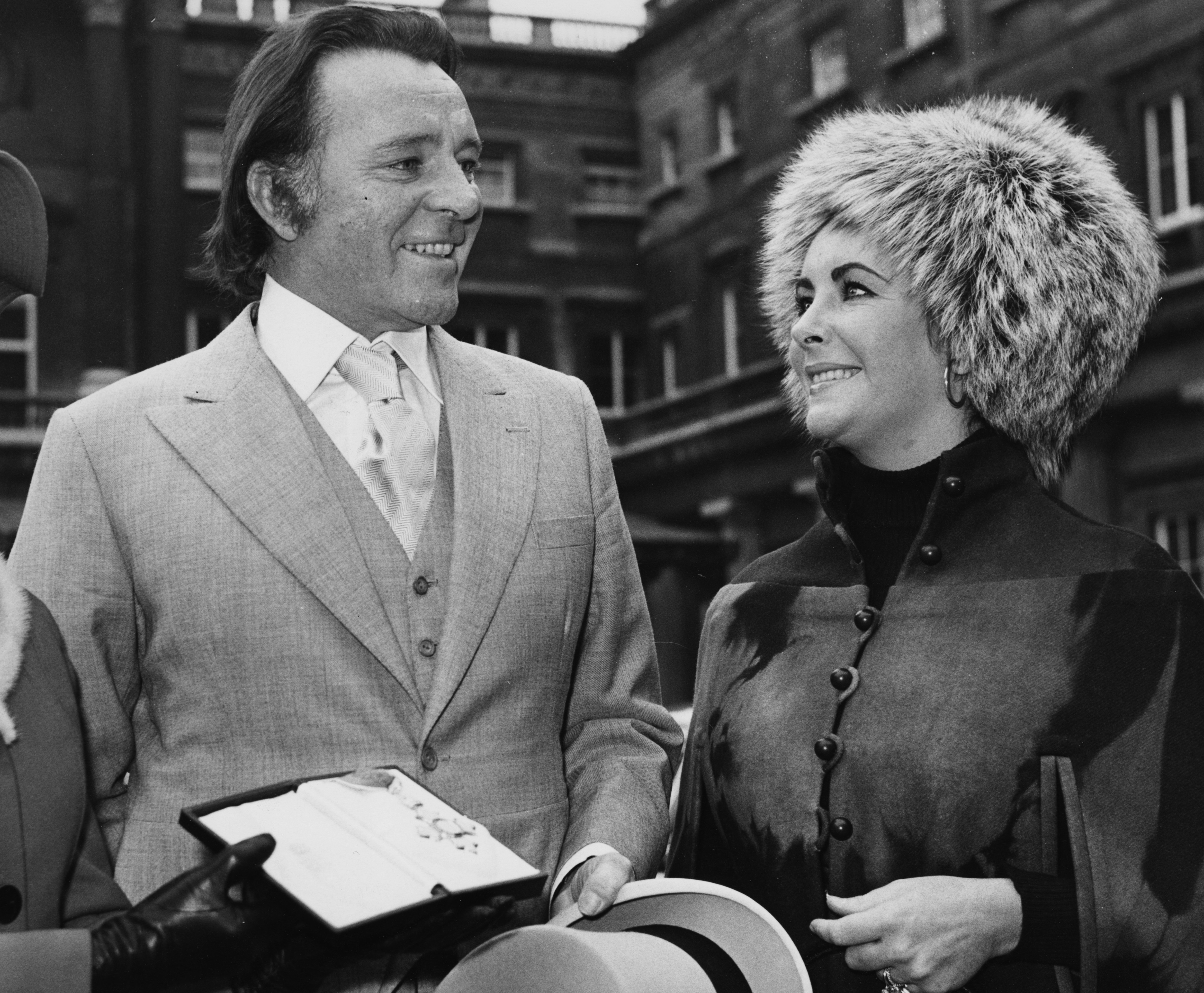 Richard Burton and Elizabeth Taylor after he received his investiture from Buckingham Palace. November 10th 1970. | Photo: GettyImages