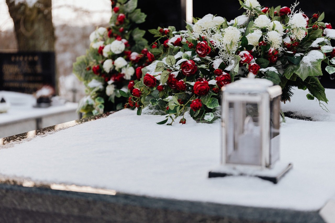 Photo of beautiful flowers in a graveyard | Photo: Pexels