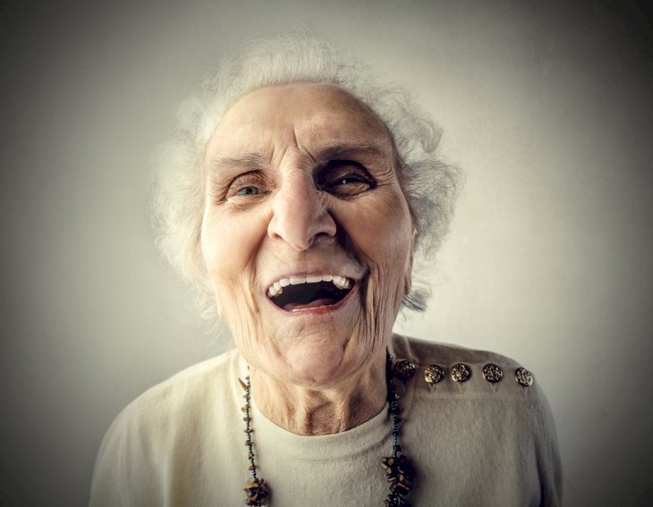 Anciana feliz. | Imagen tomada de: Shutterstock Anciana feliz. | Imagen tomada de: Shutterstock