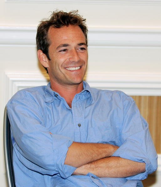 Luke Perry sourit lors d'une conférence de presse à la convention annuelle de la vidéo à domicile de la Video Software Dealers Association au Bellagio le 26 juillet 2005 à Las Vegas. | Photo : Getty Images