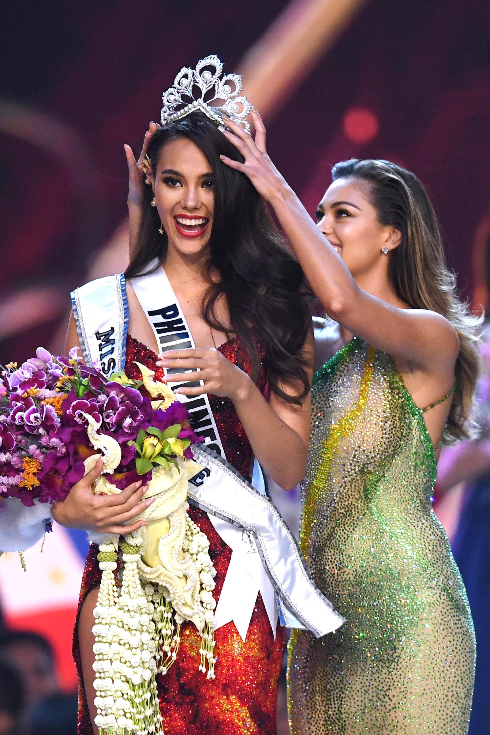 Catriona Gray reacts as she is crowned the new Miss Universe 2018 by Demi-Leigh Nel-Peters on December 17, 2018, in Bangkok | Source: Getty Images