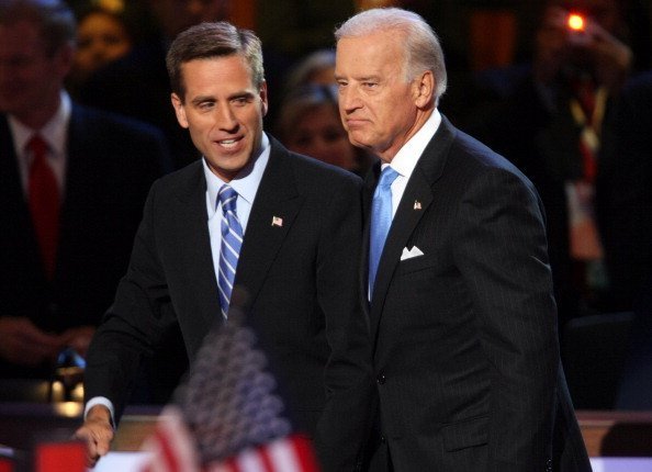 Joe Biden is escorted by his son, Beau, before delivering his speech to delegates on Wednesday, August 27, 2008 | Photo: Getty Images