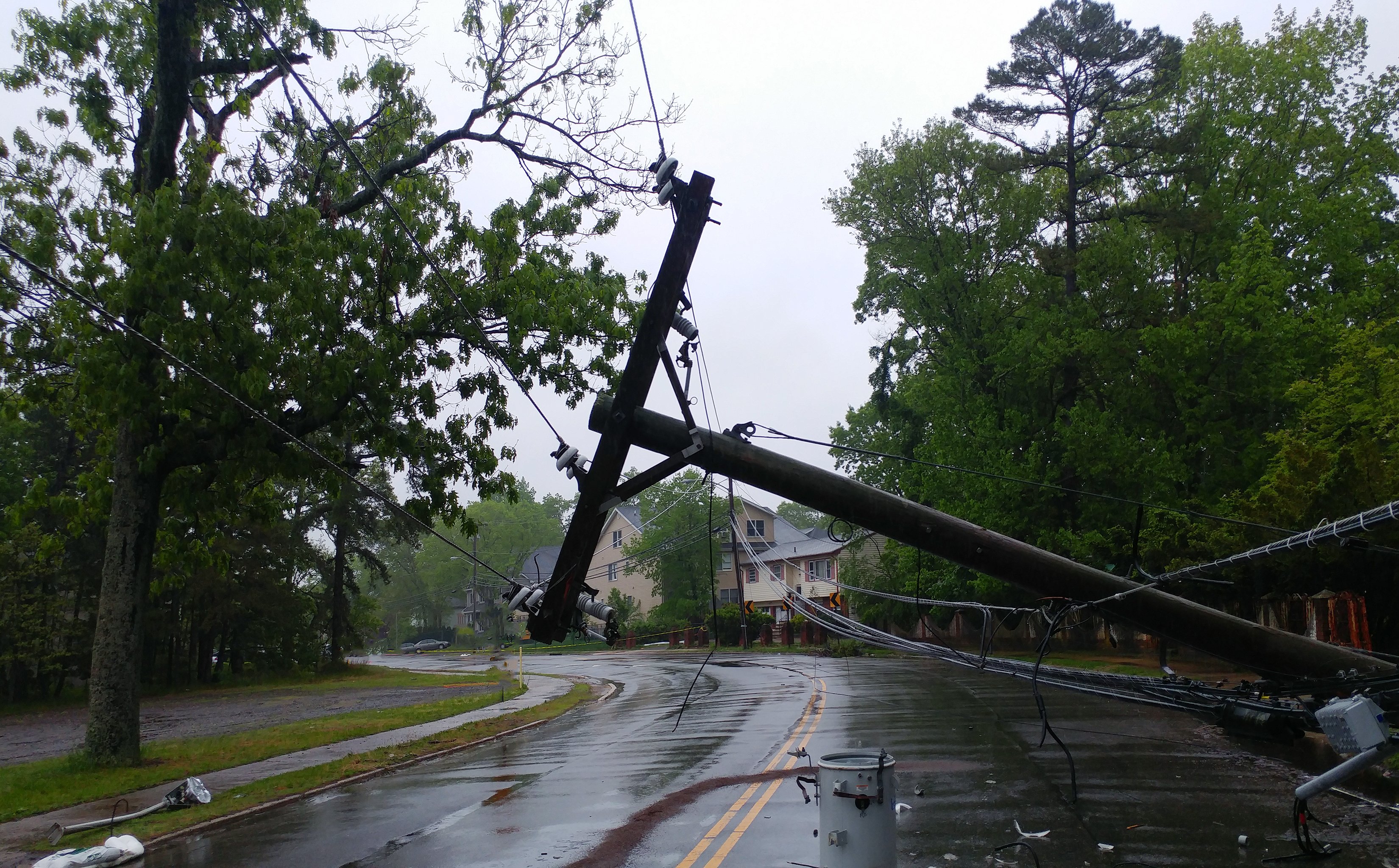 Fallen electric transformer damaged by a storm  | Photo: Getty Images
