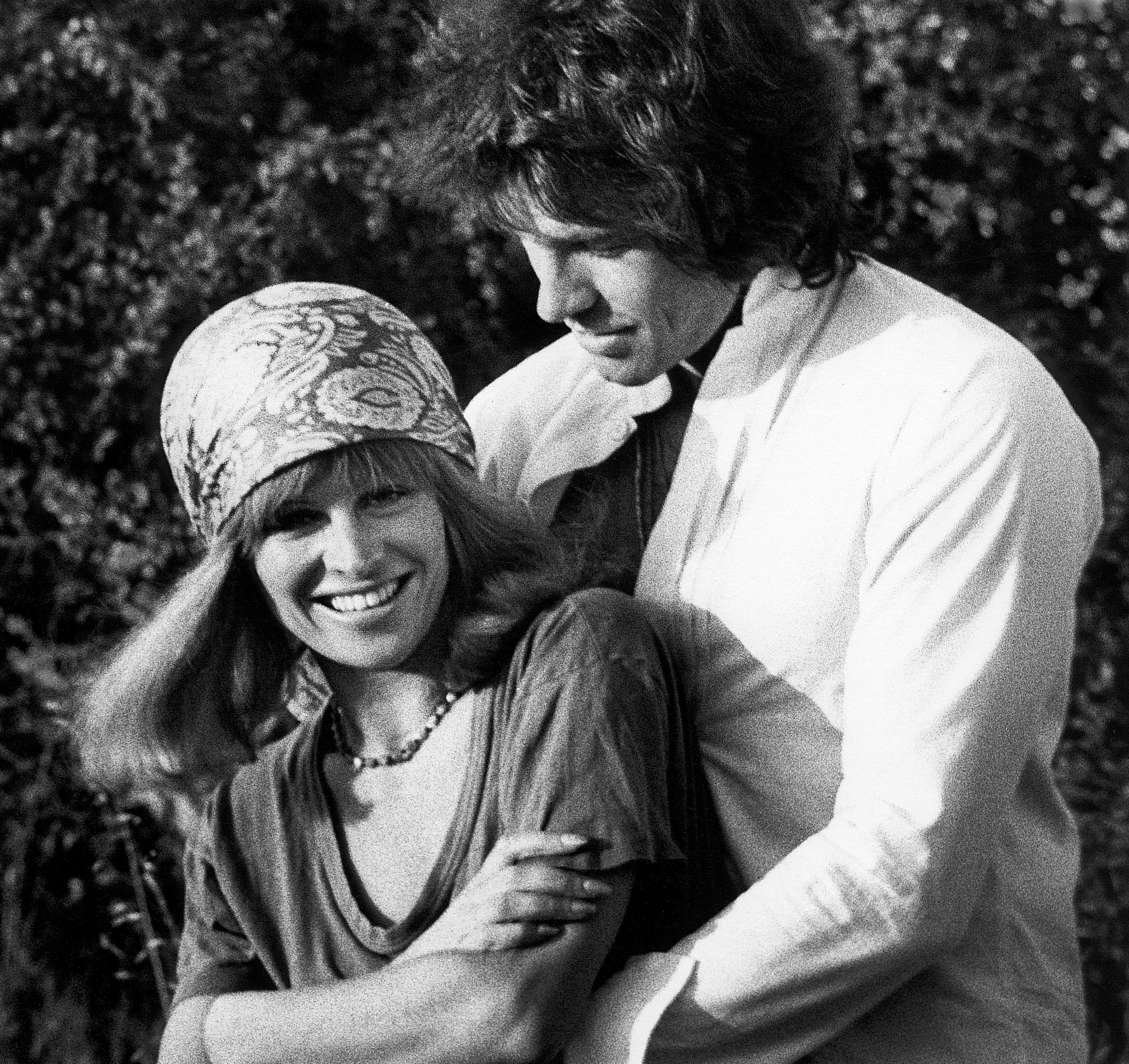 The actress poses with Warren Beatty in 1974 | Source: Getty Images