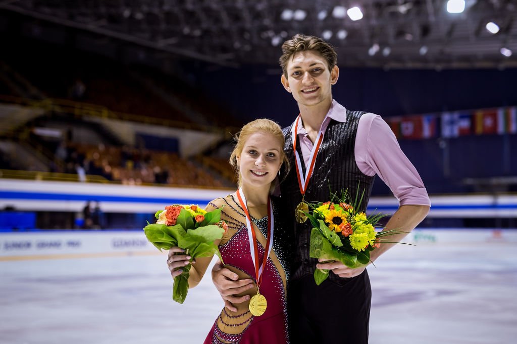 Ekaterina Alexandrovskaya et Harley Windsor, d'Australie, posent dans la cérémonie de remise des médailles en couple lors de la deuxième journée du Junior Grand Prix of Figure Skating de l'UIP à la patinoire Olivia, le 6 octobre 2017 à Gdansk, en Pologne. | Photo : Getty Images