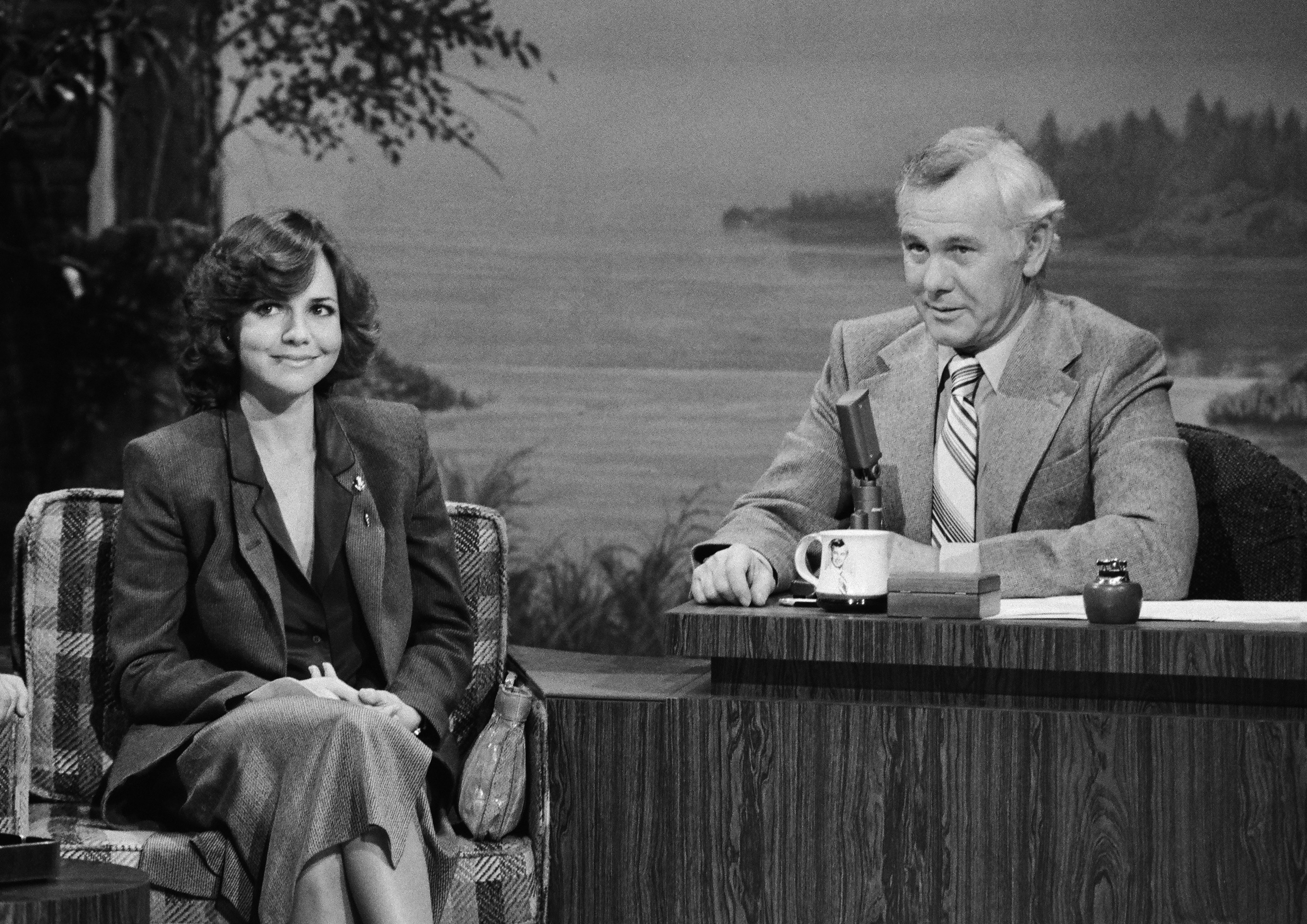 Actress Sally Field and Johnny Carson are pictured on February 20, 1979. | Source: Getty Images 