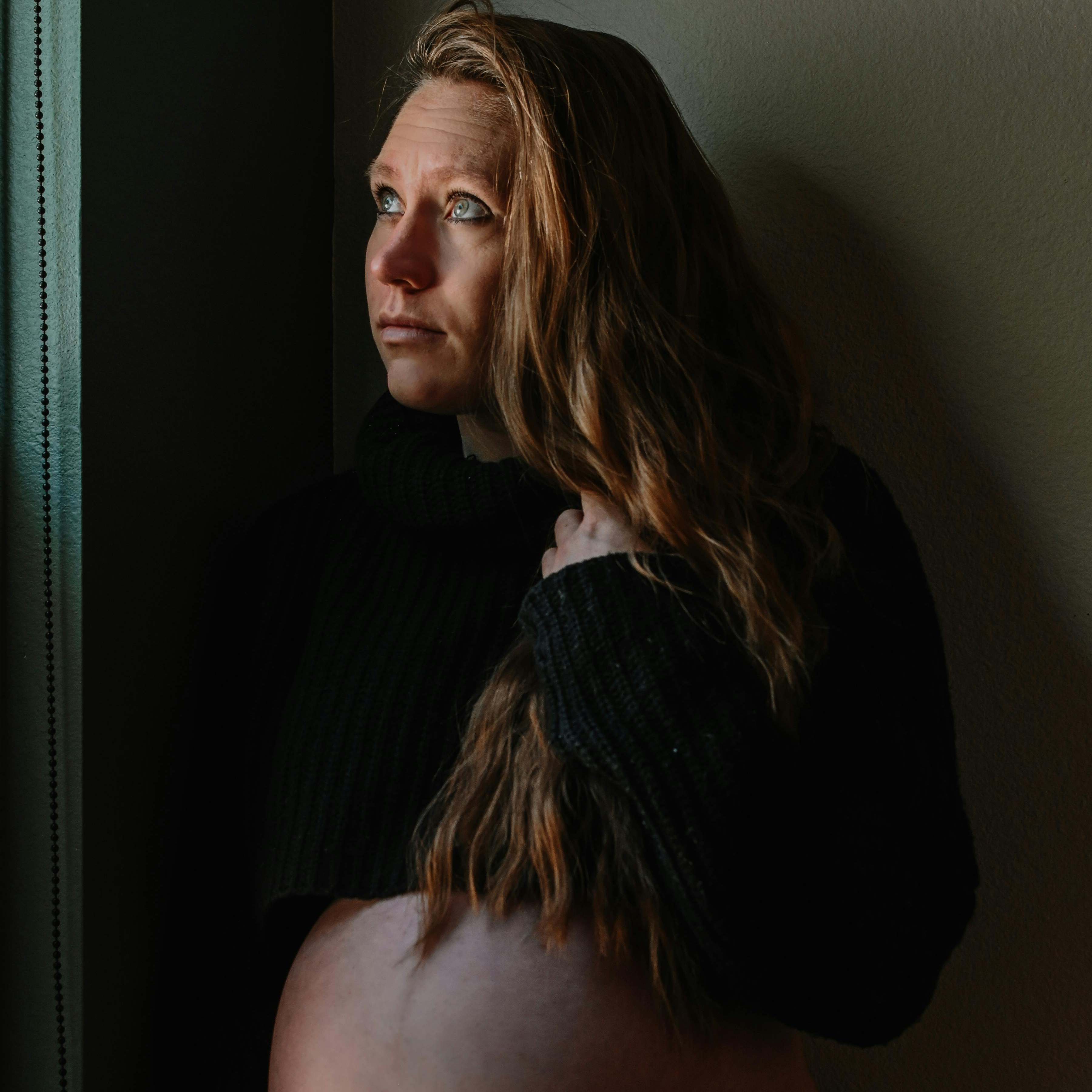 A pregnant woman looking askance | Source: Pexels